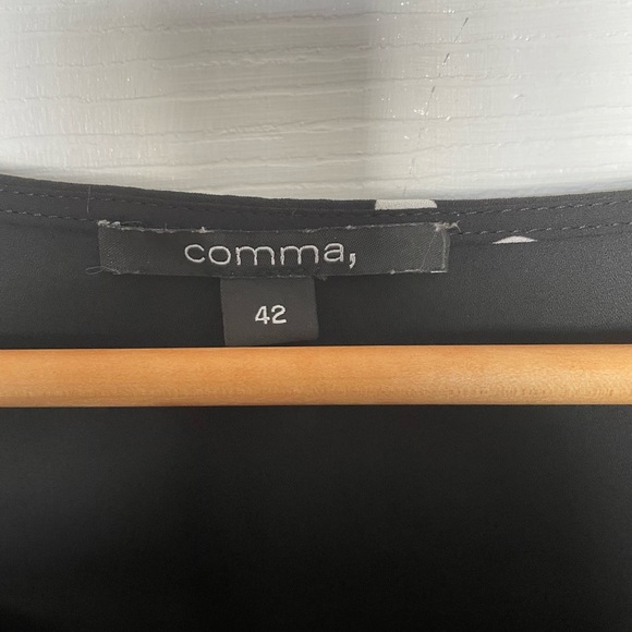 Short sleeve silky blouse. Block with cream polka dots - Picture 2 of 3